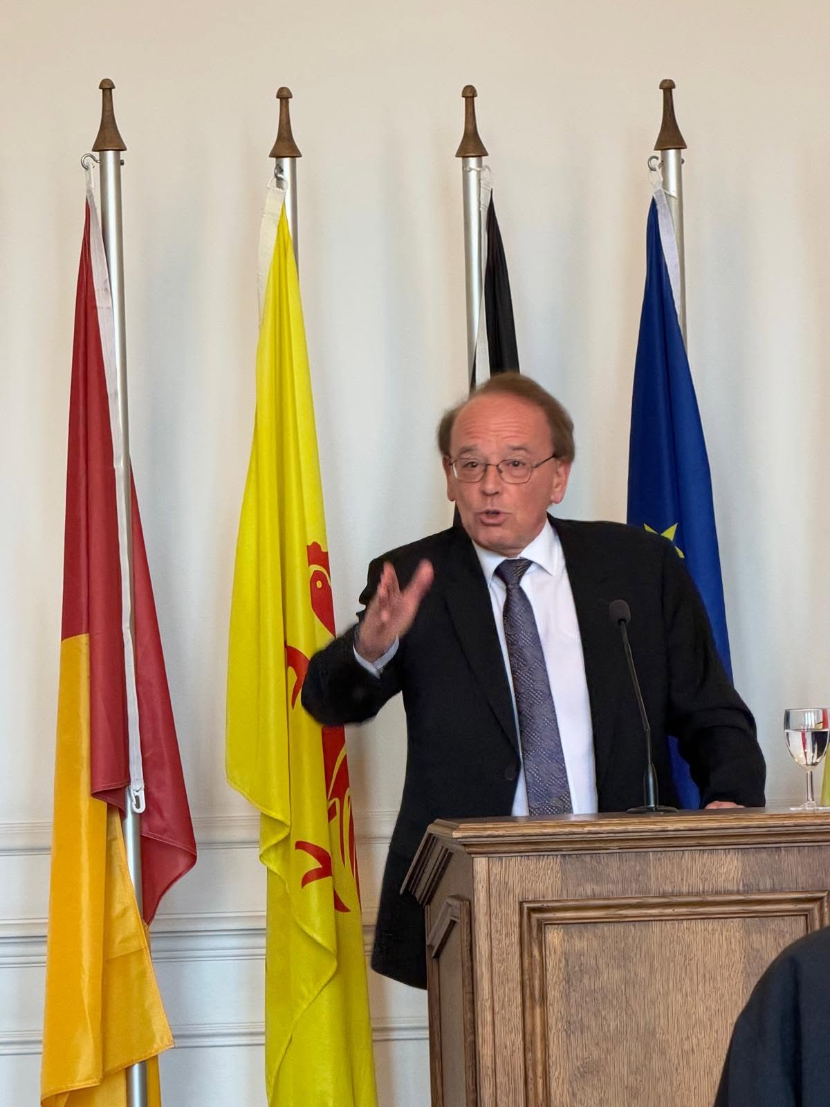 Patrick Dheur au pupitre de l’Hôtel de Ville de Liège lors de l’inauguration de l’exposition