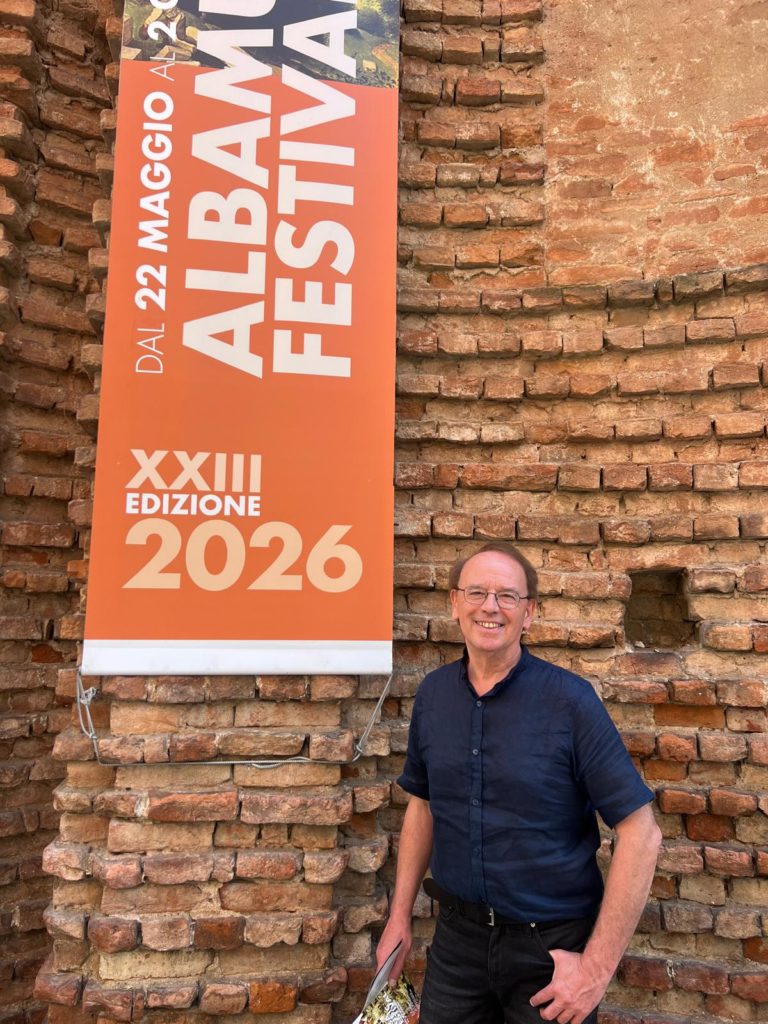 Patrick Dheur devant l’affiche du Festival international d’Alba 2026