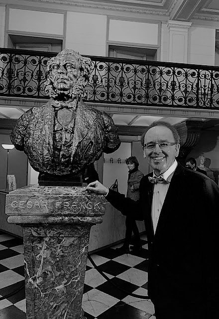 Patrick Dheur avec le buste du compositeur César Franck