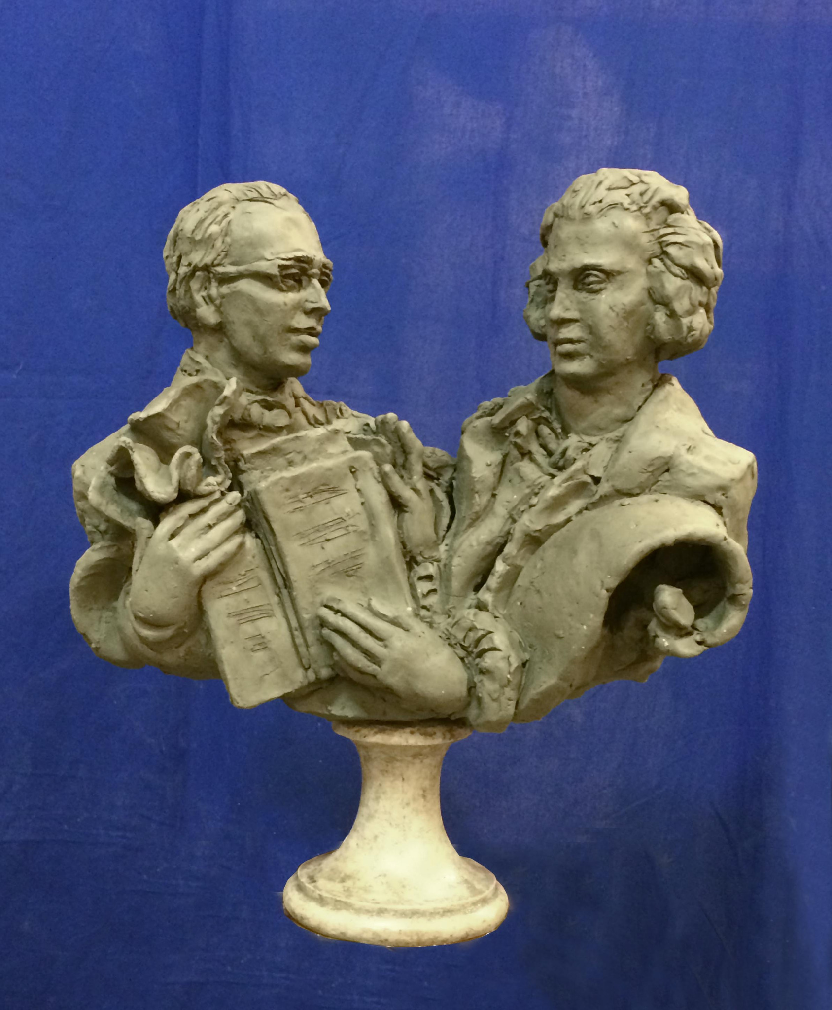Sculpture d’Alexandre Bourganov représentant Grétry remettant un manuscrit à Patrick Dheur