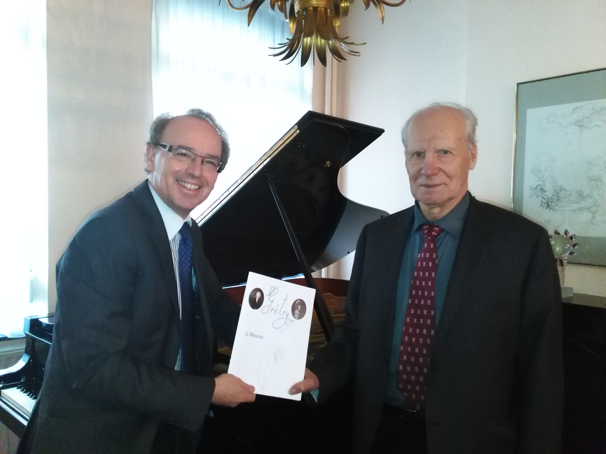 Patrick Dheur et Alexandre Bourganov devant un piano historique au Musée Grétry en 2016