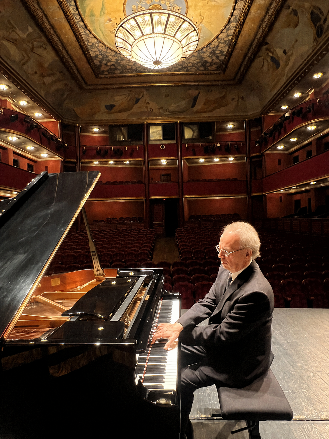Patrick Dheur, pianiste concertiste belge, au piano